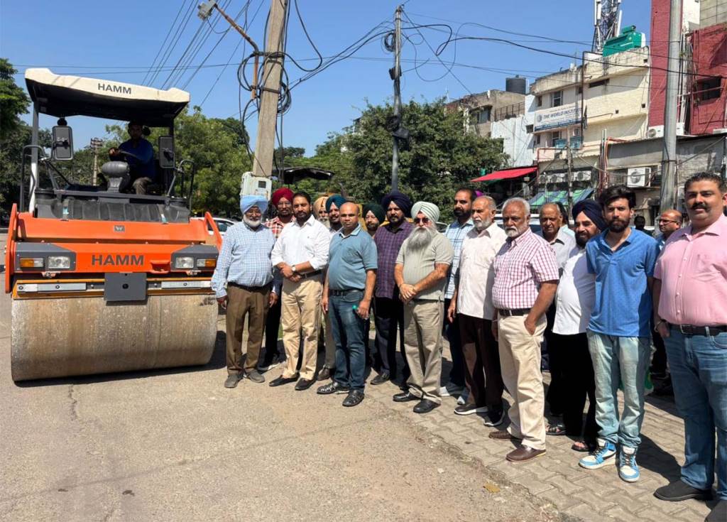 Mayor Amarjit Singh Jeeti Sidhu starts carpeting of roads and parking areas in Ward No 10